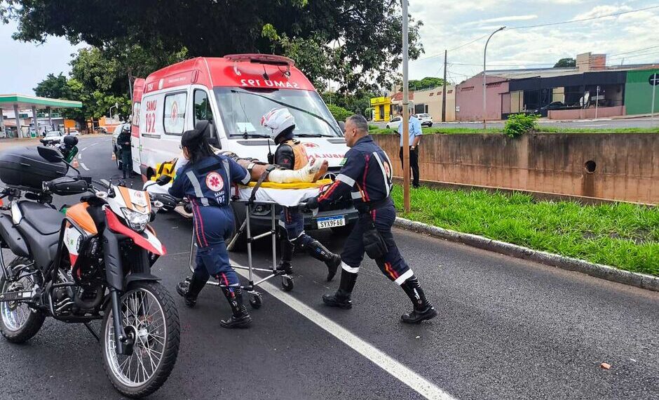 Motociclista e passageira ficam feridos em colisão com carretinha na Avenida Ernesto Geisel, em Campo Grande