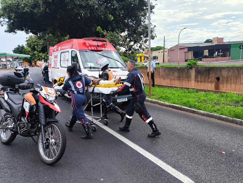Motociclista e passageira ficam feridos em colisão com carretinha na Avenida Ernesto Geisel, em Campo Grande