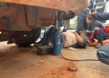 Mecânico fica ferido após caminhão prensá-lo em oficina de Três Lagoas