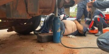 Mecânico fica ferido após caminhão prensá-lo em oficina de Três Lagoas