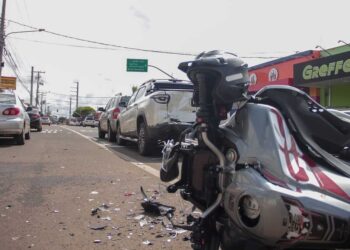 Motociclista fica gravemente ferido após colidir em traseira de picape em Campo Grande