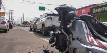 Motociclista fica gravemente ferido após colidir em traseira de picape em Campo Grande