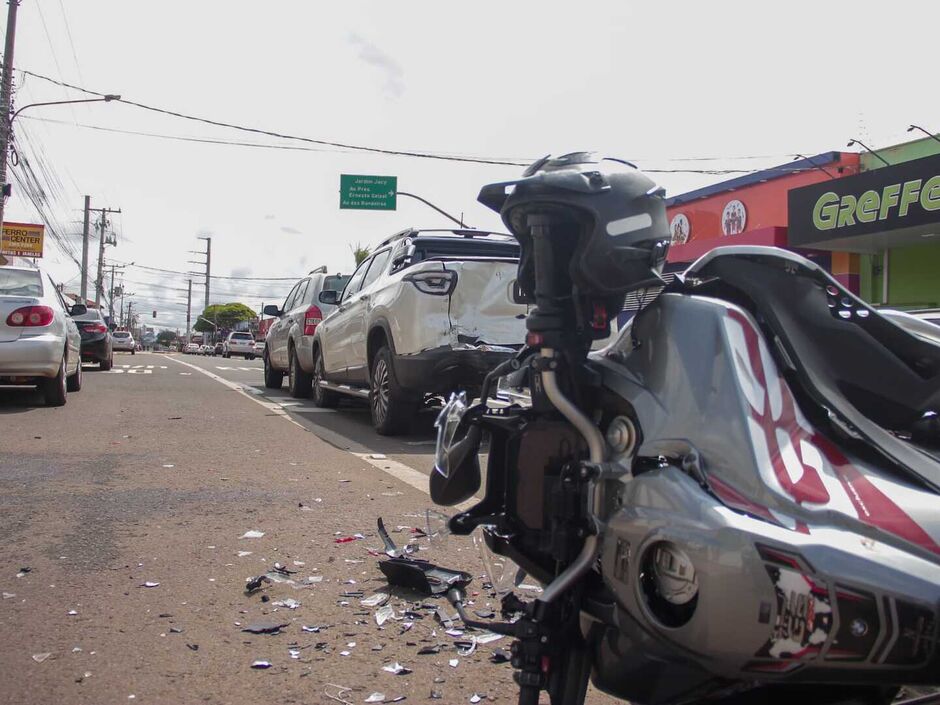 Motociclista fica gravemente ferido após colidir em traseira de picape em Campo Grande