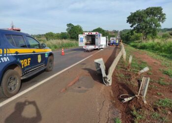 Mulher morre após motorista perder controle do carro e bater em guard rail em Paranaíba