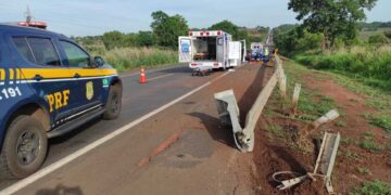 Mulher morre após motorista perder controle do carro e bater em guard rail em Paranaíba