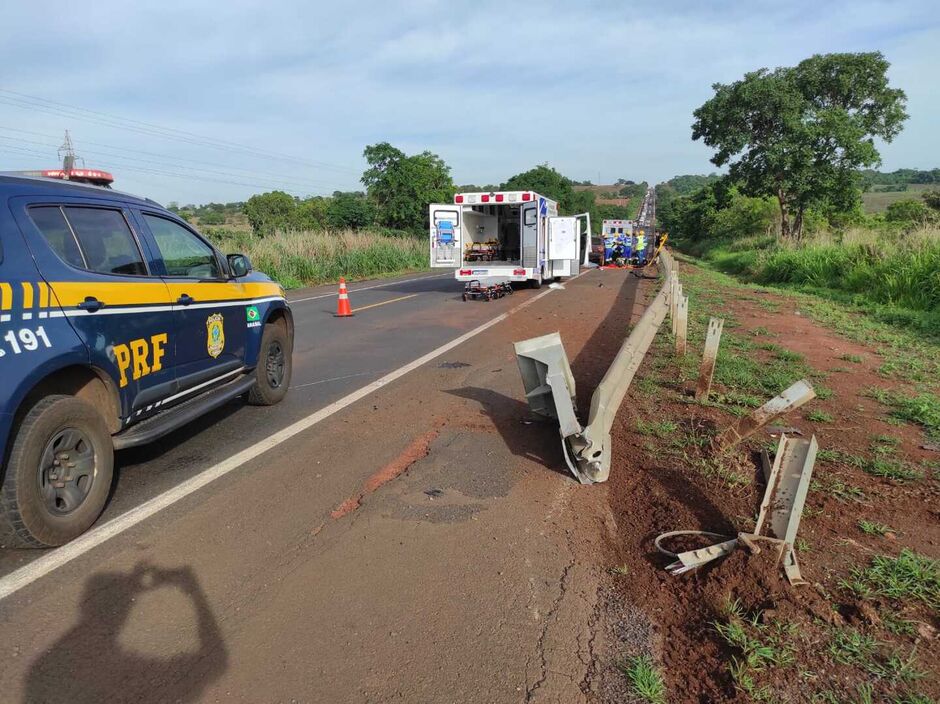 Mulher morre após motorista perder controle do carro e bater em guard rail em Paranaíba
