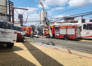 Caminhão colide com poste na Avenida Ceará em Campo Grande