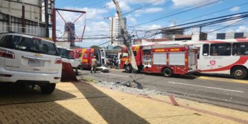 Caminhão colide com poste na Avenida Ceará em Campo Grande