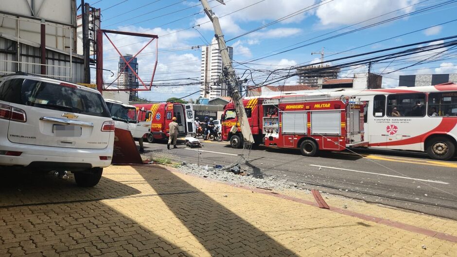 Caminhão colide com poste na Avenida Ceará em Campo Grande