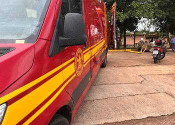 Acidente envolvendo motocicleta e caminhonete deixa jovem de 17 anos ferido