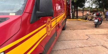 Acidente envolvendo motocicleta e caminhonete deixa jovem de 17 anos ferido