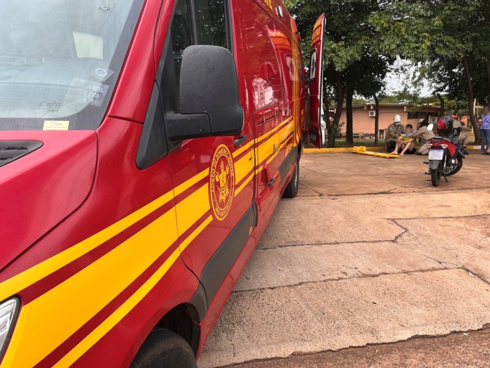 Acidente envolvendo motocicleta e caminhonete deixa jovem de 17 anos ferido
