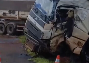 Acidente entre duas carretas deixa motorista em estado grave em Costa Rica 