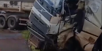 Acidente entre duas carretas deixa motorista em estado grave em Costa Rica 