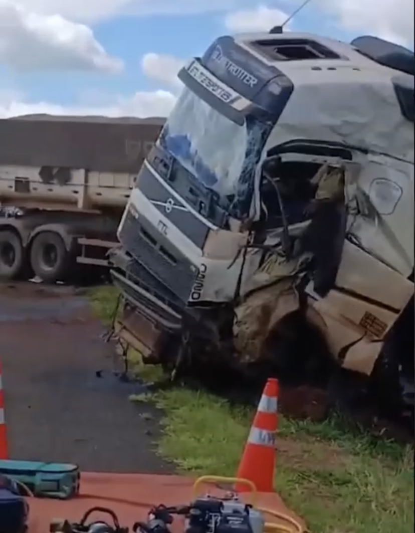 Acidente entre duas carretas deixa motorista em estado grave em Costa Rica 