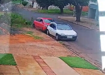 Vídeo: suspeito bate em diversos veículos durante fuga da PM na região do Parati