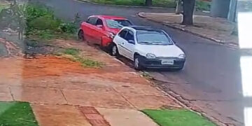 Vídeo: suspeito bate em diversos veículos durante fuga da PM na região do Parati