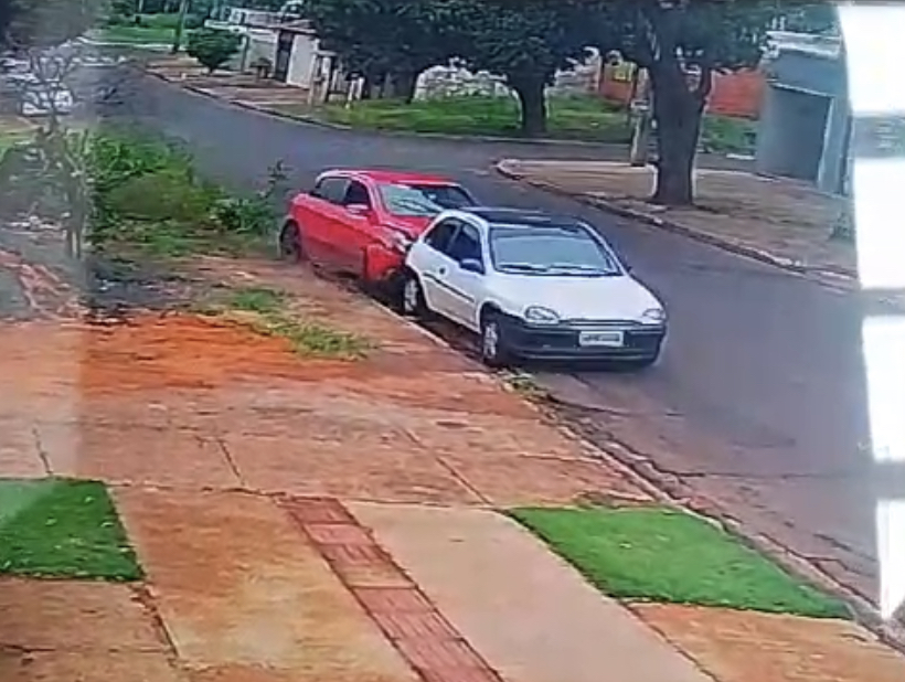 Vídeo: suspeito bate em diversos veículos durante fuga da PM na região do Parati