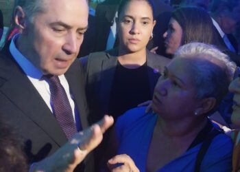 Vídeo: aposentados aproveitam presença de ministro do STF para protestar contra os 14% de desconto no salário
