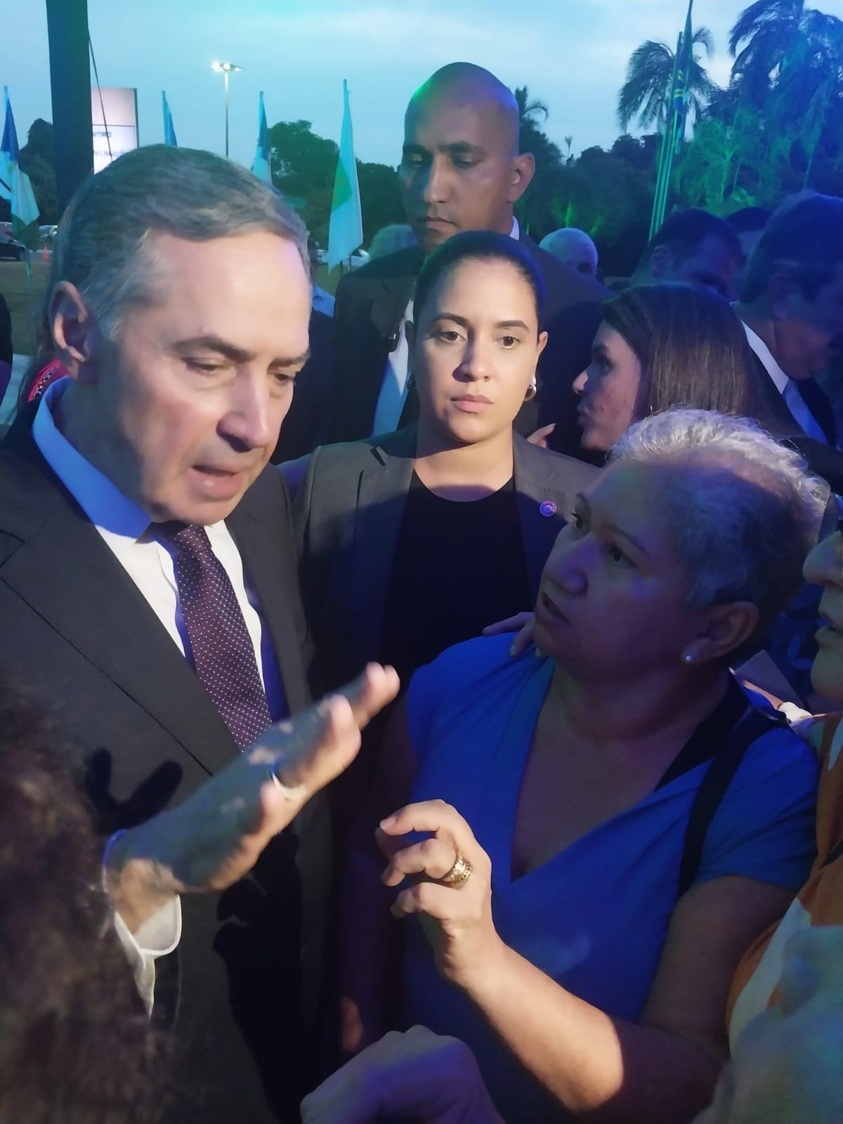 Vídeo: aposentados aproveitam presença de ministro do STF para protestar contra os 14% de desconto no salário
