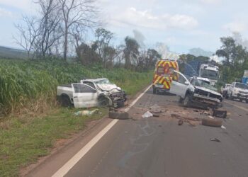 Colisão frontal deixa dois mortos e feridos na BR-163, em Bandeirantes