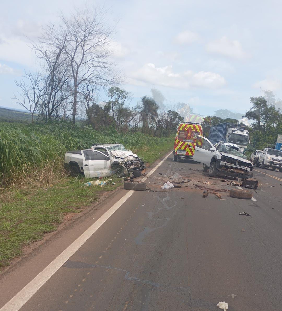 Colisão frontal deixa dois mortos e feridos na BR-163, em Bandeirantes
