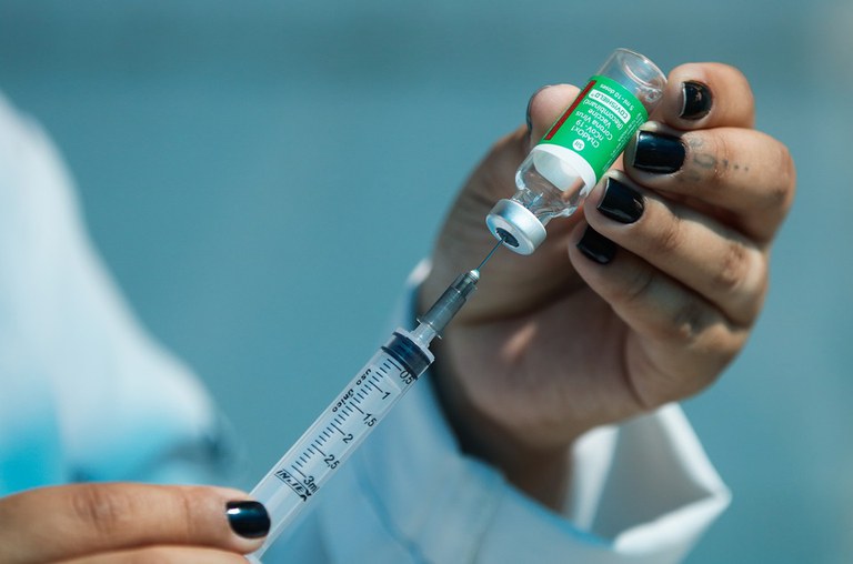 Ministério da saúde alerta para importância da vacinação com baixo índice de óbitos por Covid-19 em 2024
