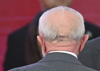 Lula conversa, se alimenta normalmente e não terá sequelas, dizem médicos