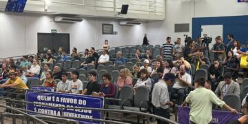 Após protestos, Câmara vota reforma administrativa e presidente defende projeto