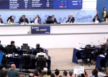 De forma relâmpago e sob vaias, Câmara aprova reforma de Adriane