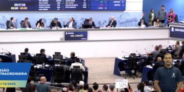 De forma relâmpago e sob vaias, Câmara aprova reforma de Adriane