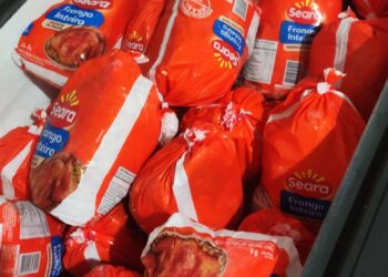 Natal solidário do Núcleo Assistencial Ramatis distribui frangos e panetones a famílias carentes