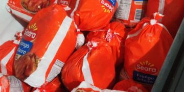 Natal solidário do Núcleo Assistencial Ramatis distribui frangos e panetones a famílias carentes