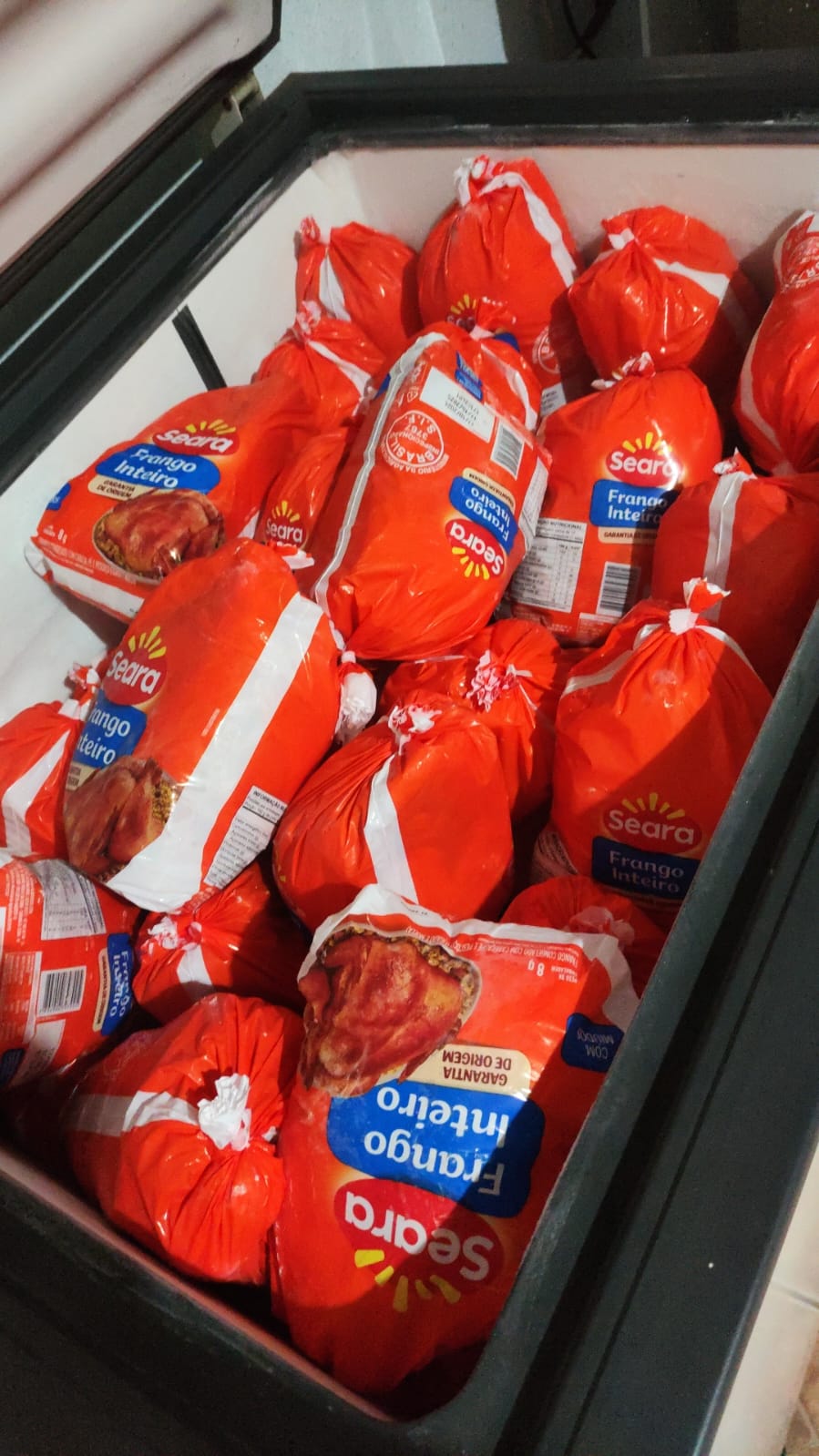 Natal solidário do Núcleo Assistencial Ramatis distribui frangos e panetones a famílias carentes