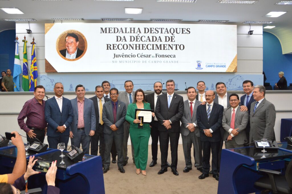 Na Câmara Municipal, prefeita Adriane Lopes recebe medalha de destaque da década Na Câmara Municipal, prefeita Adriane Lopes recebe medalha de destaque da década