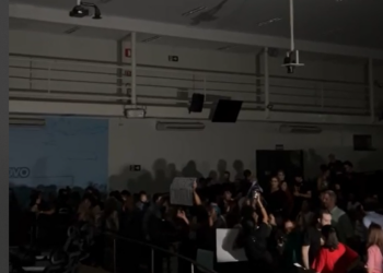 Em dia de protesto contra reforma administrativa, Câmara fica sem energia mas manifestantes tem “energia de sobra”