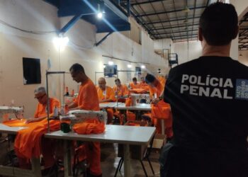 Agepen promove ressocialização com produção de uniformes por internos em MS
