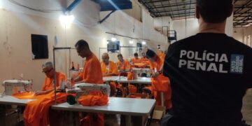 Agepen promove ressocialização com produção de uniformes por internos em MS