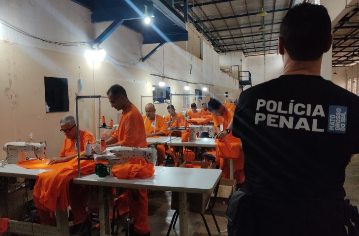Agepen promove ressocialização com produção de uniformes por internos em MS