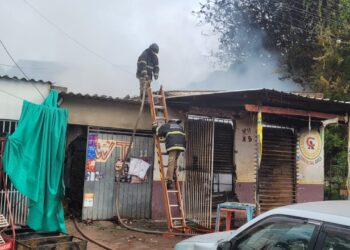 Curto-circuito provoca incêndio e conveniência fica destruída em Corumbá