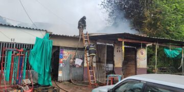 Curto-circuito provoca incêndio e conveniência fica destruída em Corumbá