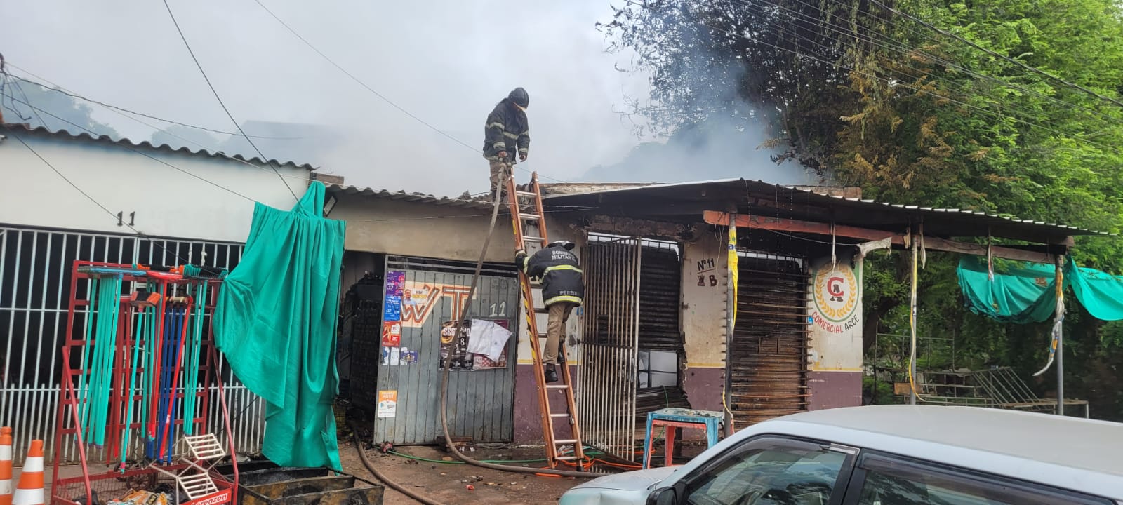 Curto-circuito provoca incêndio e conveniência fica destruída em Corumbá