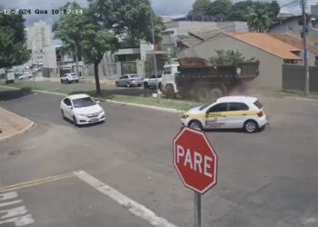 Caminhão perde freios, bate em carro de auto escola, poste e árvore no Monte Castelo