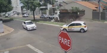 Caminhão perde freios, bate em carro de auto escola, poste e árvore no Monte Castelo