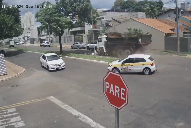 Caminhão perde freios, bate em carro de auto escola, poste e árvore no Monte Castelo