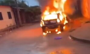 Carro roubado é incendiado no Bairro Dom Antônio