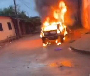Carro roubado é incendiado no Bairro Dom Antônio