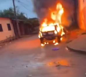 Carro roubado é incendiado no Bairro Dom Antônio