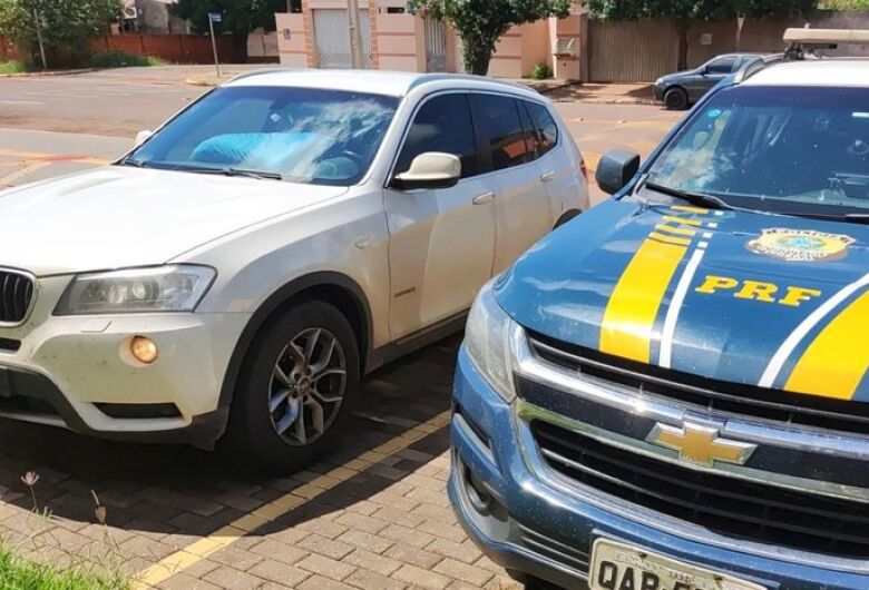 PRF recupera veículo furtado e conduz suspeitos à Polícia Civil em Bataguassu”