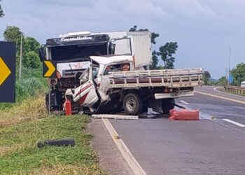 Três morrem em colisão frontal entre caminhonete e caminhão na BR-163